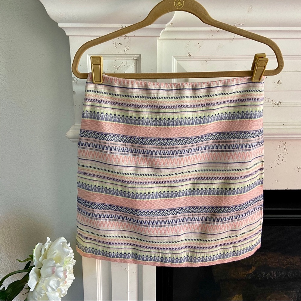 LOFT Textured Skirt Pink Tribal Pattern, Sz 8 - Picture 2 of 6
